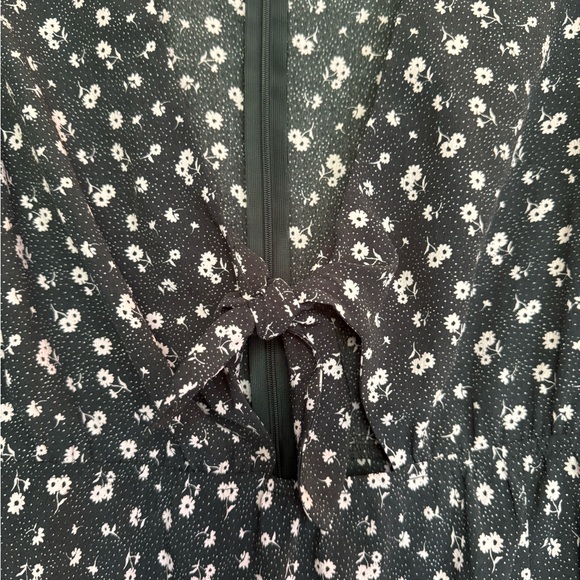 Kittenish Green and White V-Neck Bishop Sleeve Sundress - Picture 2 of 7